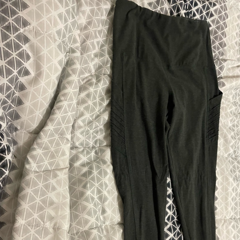 i’m selling these grey leggings there really comfortable and cute